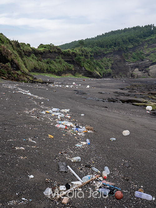 지난 19일 오후 제주 서귀포시 대정읍 송악산 서쪽 해안에 수많은 해양쓰레기가 떠밀려와 있다. 쓰레기 띠가 상당히 멀리까지 이어져 있다./사진=미디어제주.