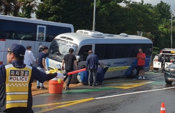제주공항교차로 인근서 포트홀이 발생, 버스가 빠지는 사고가 발생했다/사진=제주자치경찰단