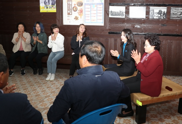 6일 제주를 방문한 김건희 여사가 구좌읍 종달어촌계 해녀 휴게실에서 해녀들과 대화 시간을 갖고 있다. /공동취재단