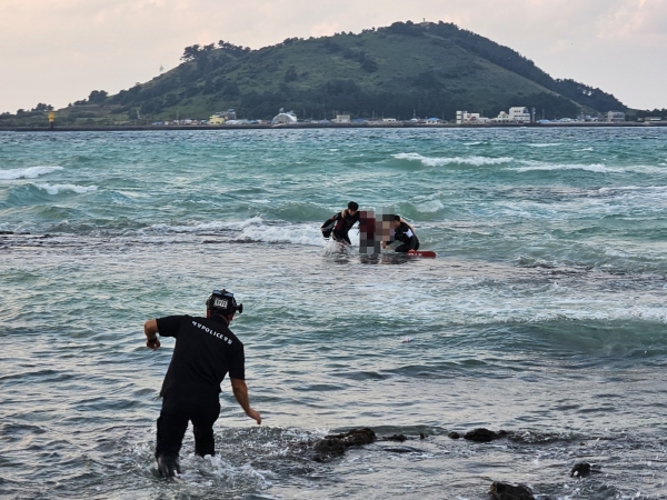 파도에 떠밀려 고립된 관광객 2명이 해경에게 무사히 구조됐다/사진=제주해양경찰서