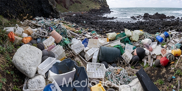 7일 오후 제주에서 가장 큰 무인도이자 천연보호구역인 차귀도 북서쪽 해안가에 상당히 많은 양의 쓰레기가 떠밀려와 있다. /사진=미디어제주.