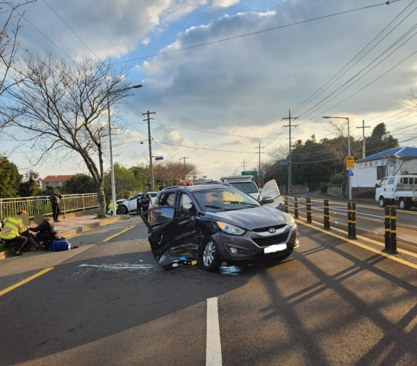 성산읍 고성교차로에서 교통사고가 발생해 5명이 다쳤다/사진=제주소방안전본부