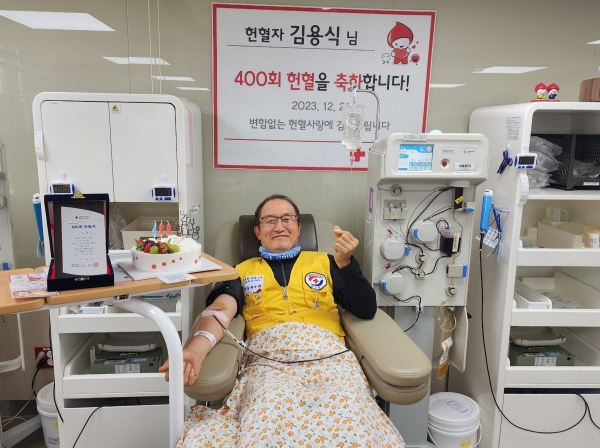 지난 22일 헌혈의집 한라센터에서 400회째 헌혈에 참여하고 있는 김용식씨. /사진=대한적십자사 제주특별자치도혈액원