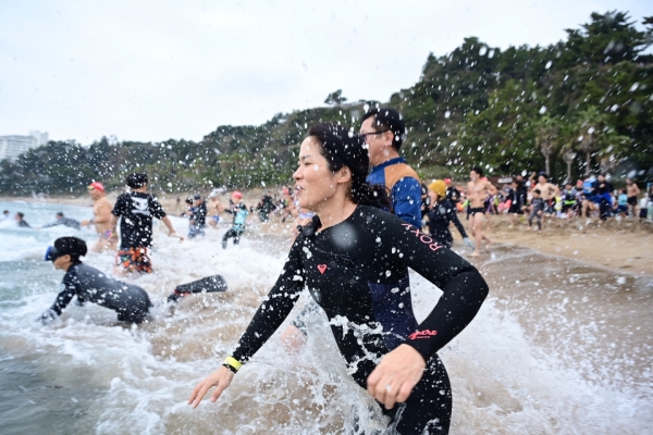 새해 첫날 중문색달해수욕장에서 열린 제25회 서귀포 겨울바다 국제펭귄수영대회 참가자들이 추위에도 아랑곳없이 바다로 뛰어들고 있다. /사진=서귀포시