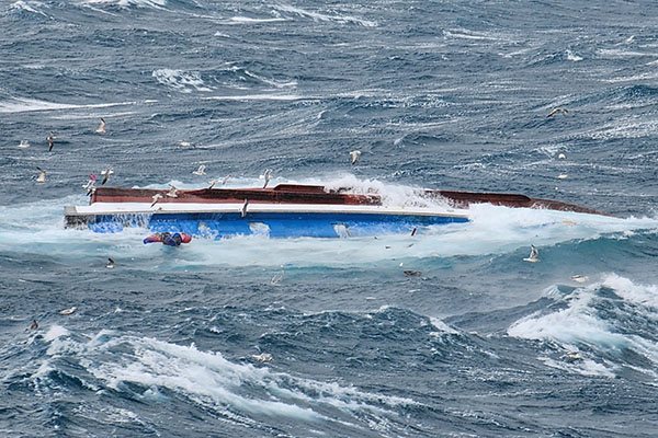 잇따르는 어선사고에 대비해 해경이 예방정책을 펼친다. 사진은 지난 1일 마라도 해상에서 발생한 어선 전복 사고/사진=제주해양경찰서