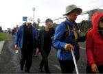 시각장애인과 봉사자들이 함께 하는 '올레길 걷기'