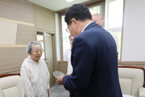 재일동포 양영후 선생 유족, 제주대에 도서 1800권 기증