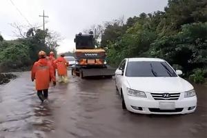 갑작스런 폭우에 도로 침수 … 경찰차 등 차량 5대 고립