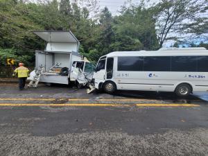 오등동서 관광버스-트럭 충돌 사고··· 14명 병원 이송