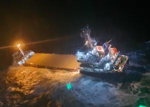 5미터 급 파도에 기울어진 선박···해경, 악천후 속 ‘전원 구조’