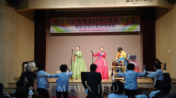명창 김도연, 명창허영현은 경기민요 ‘노래가락외 메들리’에 마춰 관객들이 춤을 췄다.