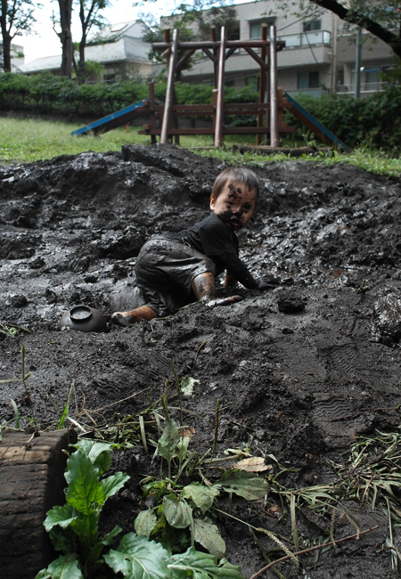 토야마 플레이파크에서는 진흙범벅이 된 어린아이 모습을 자주 볼 수 있다. 미디어제주