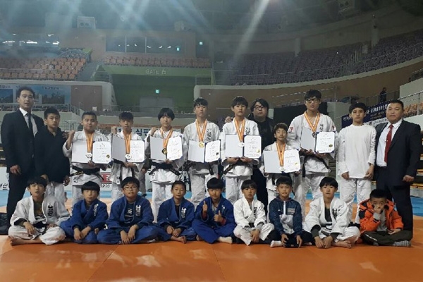 애월중학교 김세헌 학생이 ‘2017 회장기 전국 유도대회’ -90kg체급에서 은메달을 획득했다.