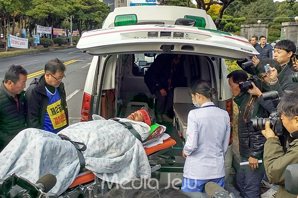김경배 성산읍반대위 부위원장이 42일간의 단식을 풀고 20일 오전 인근 병원으로 후송되고 있다. ⓒ 미디어제주
