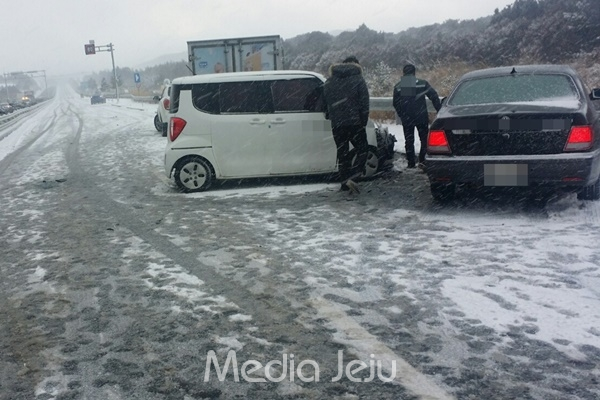 10일 오전 제주 평화로에 눈이 쌓이며 도로가 미끄러워져 차량 10여대가 부딪치는 사고가 발생했다. [제주도 소방안전본부 제공]