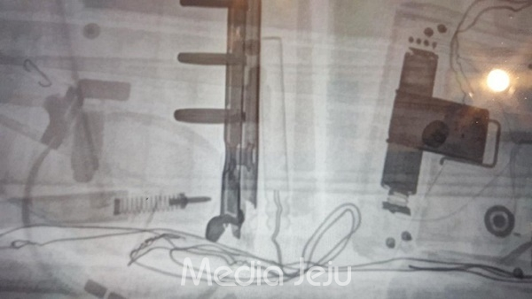 지난달 31일 오후 제주공항 3층 여자화장실에서 발견된 가방을 X-레이로 검사한 모습. [제주지방경찰청 제공]