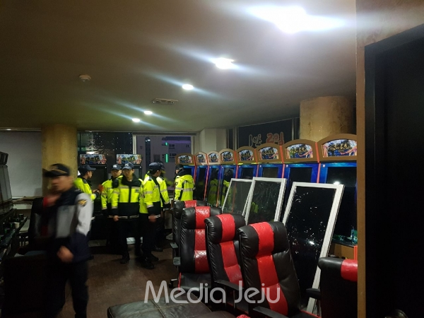 경찰이 서귀포시내 한 불법게임장을 압수수색, 게임기 80대를 압수했다. /사진=제주지방경찰청