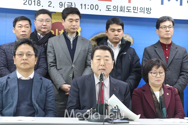 김방훈 자유한국당 제주도당 위원장이 9일 오전 기자회견을 갖고 제주도지사 선거 출마를 공식 선언했다. ⓒ 미디어제주