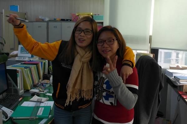 제주글로벌센터에서 일하는 필리핀 출신 이주여성 김자넷(왼쪽)씨와 시에라씨. 미디어제주