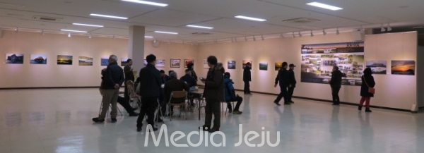 '포토1004'는 14~18일까지 ‘제7회 사진전’을 제주문예회관 제1전시실에서  개최됐다.