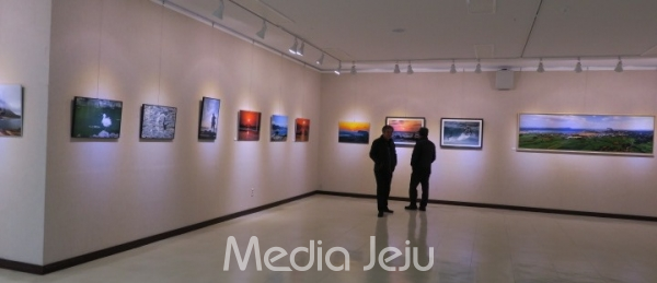 '포토1004'는 14~18일까지 ‘제7회 사진전’을 제주문예회관 제1전시실에서  개최됐다.