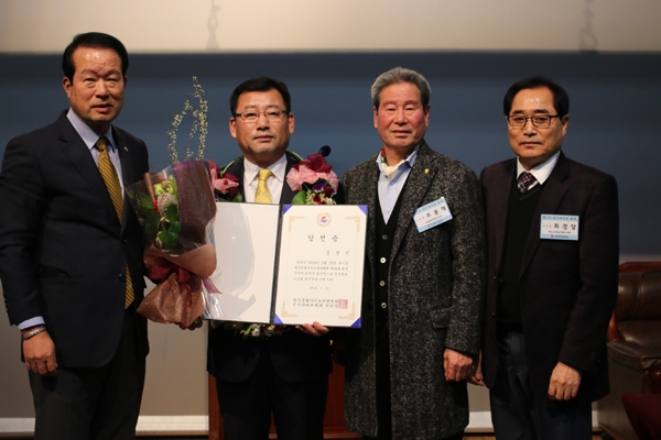 당선증을 받은 김영진 회장(왼쪽에서 두번째). 미디어제주