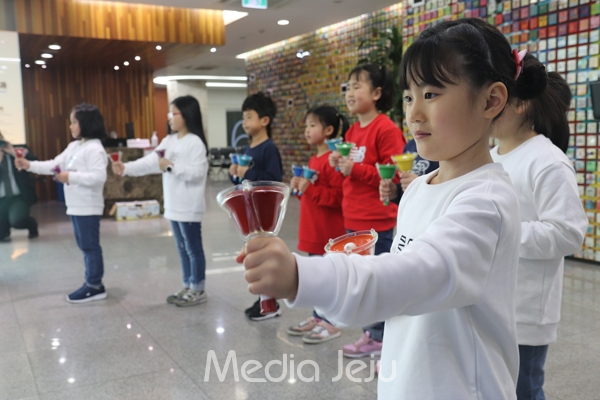 글로벌어린이예술단 '바람' 아이들이 한라병원 로비에서 '환우와 함께 하는 음악회'에서 핸드벨 연주를 하고 있다. ⓒ 미디어제주