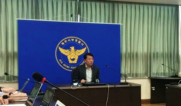 제주서부경찰서 강성윤 형사과장이 31일 중국인 살인사건과 관련, 사건 개요를 발표하고 있다.