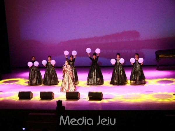 지난해 서울시 여성플라자 국제회의장에서 펼쳤던 시나래 공연의 한 장면