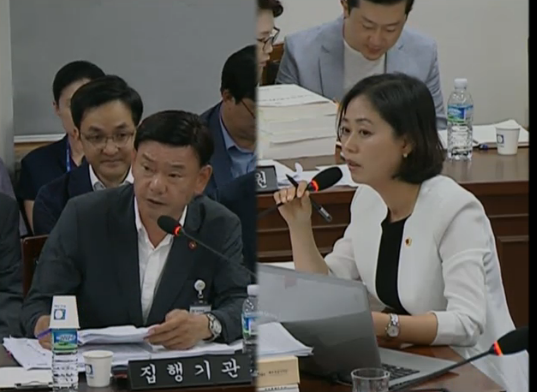 이승아 의원(오른쪽)이 25일 문학관 건립에 따른 문제점을 제주도청 김홍두 국장에서 질의하고 있다.