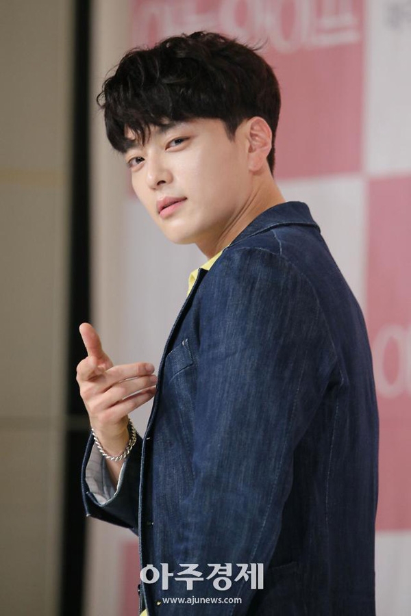 배우 장승조가 25일 오후 서울 영등포구 타임스퀘어에서 열린 tvN 새 수목드라마 '아는 와이프' 제작발표회에 참석해 포즈를 취하고 있다.