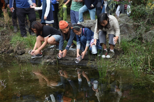 선흘분교 학생들이 제주테크노파크 생물종다양성연구소에서 증식한 물장군 20마리를 4일 먼물깍 습지로 돌려보내주고 있다./사진=생물종다양성연구소
