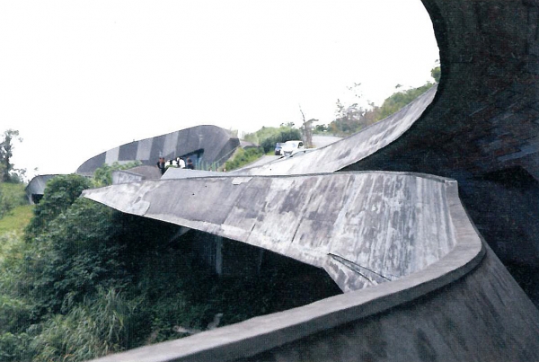 황셍위안이 대만 이란현에서 내놓은 프로젝트인 체리오차드묘지 진입로. 대한민국 건축문화제 팸플릿