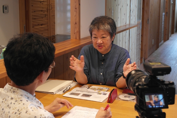 일본 오키나와 본섬에서 300km 떨어진 미야코지마에서 건축 활동을 하는 건축가 이시미네씨. 그가 제주대 이용규 교수와 인터뷰를 하고 있다. 미디어제주