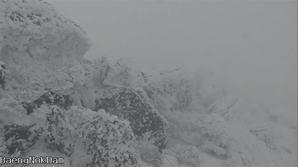 29일 오전 11시50분 현재 한라산 백록담에 눈이 쌓인 모습. /사진=한라산국립공원관리소 CCTV 화면