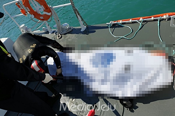 제주해양경찰서 관계자들이 8일 오후 상추자도 인근 해상서 발견된 신원 미상의 남성 변사체를 수습하고 있다. [제주해양경찰서]