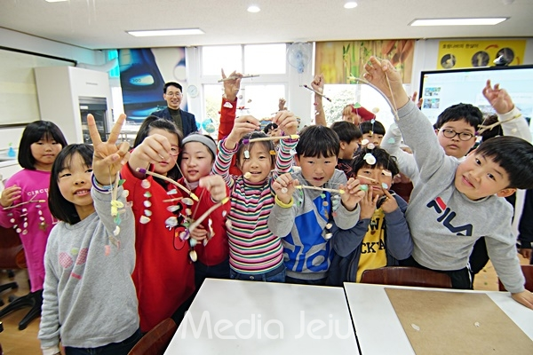 지난 18일 서귀포시 신산초등학교에서 진행된 이니스프리 모음재단의 ‘새활용 창의교실’. [이니슾프리 모음재단]