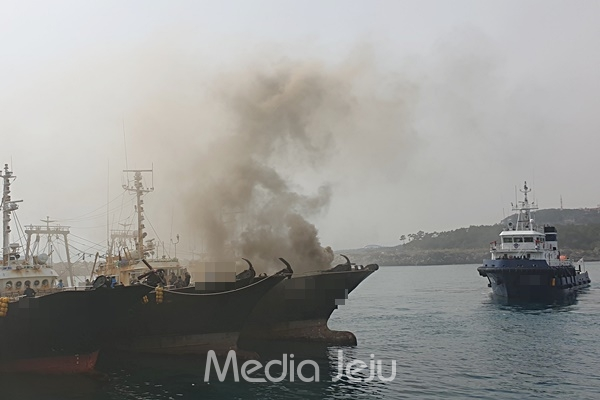 21일 오후 서귀포항 8부두에 정박 중인 어선에서 화재가 발생했다. [제주도 소방안전본부]