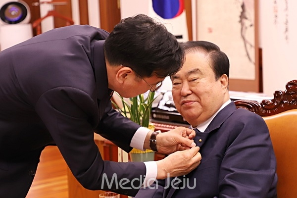 국회 위성곤 의원이 지난 26일 문희상 국회의장에게 동백꽃 배지를 달아주고 있다. [위성곤 의원실]
