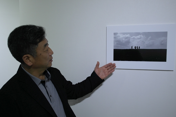 김삼도씨가 말라위 저수지를 만들면서 찍은 사진에 대한 설명을 들려주고 있다. 미디어제주