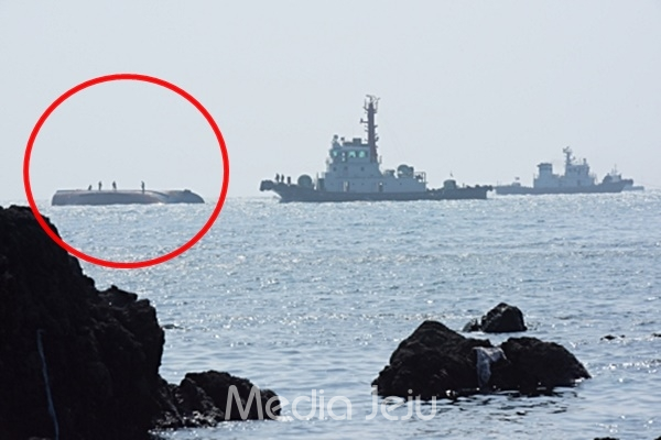 우리 측 배타적경제수역에서 불법조업하다 나포되는 과정에서 지난 2월 23일 침몰한 중국 어선.(붉은 색 원 안) [서귀포해양경찰서]
