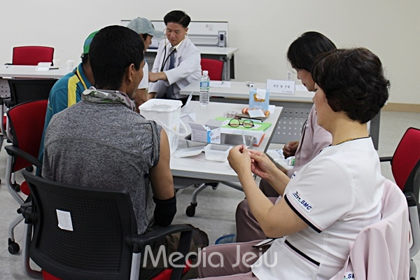지난 26일 서귀포의료원에서 외국인 근로자에 대한 파상풍 무료 예방 접종이 이뤄졌다. [한국산업인력공단 제주지사]