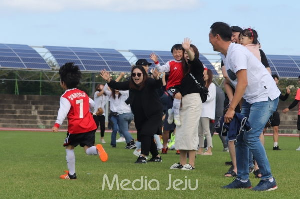 제13회 미디어제주기 전도유소년축구대회에 참가한 선수 가족들과 어린이집, 축구클럽 관계자들이 열띤 응원을 펼치고 있다. ⓒ 미디어제주