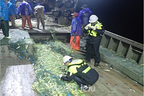 남해어업관리단 관계자들이 제주 해상에서 불법조업 중국 어선을 단속하고 있다. [남해어업관리단]