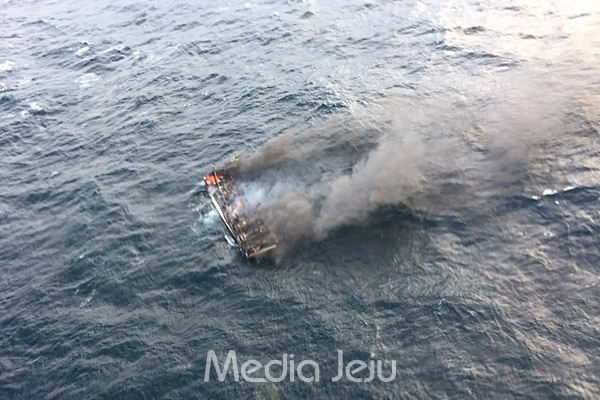 19일 오전 제주 차귀도 서쪽 76km 해상에서 통영선적 29t급 연승어선 D호에서 화재가 발생했다. [제주해양경찰서]