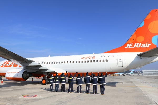 김포국제공항에서 제주항공 임직원들이 기재 반납을 위해 떠나는 HL7780 항공기를 배웅하고 있다. 제주항공