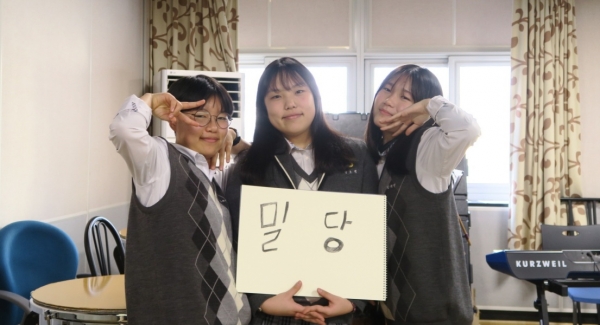 (왼쪽부터)(왼쪽부터) 고재원, 박소민, 임채린 학생.<br>이들에게 오케스트라란 '밀고 당기기'라고 한다. 그만하고 싶다가도 계속 하게되는, 마성의 취미다.<br>