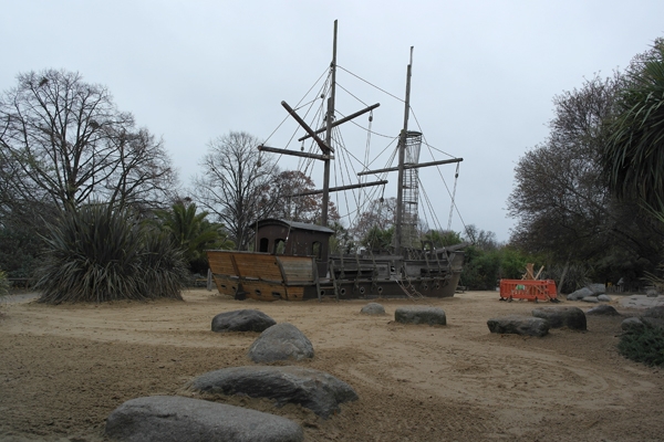 '다이애나 메모리얼 플레이 그라운드' 가운데 해적선이 놓여져 있다. '피터팬'의 이야기 구조가 이곳 놀이터의 중심 요소이다. 미디어제주