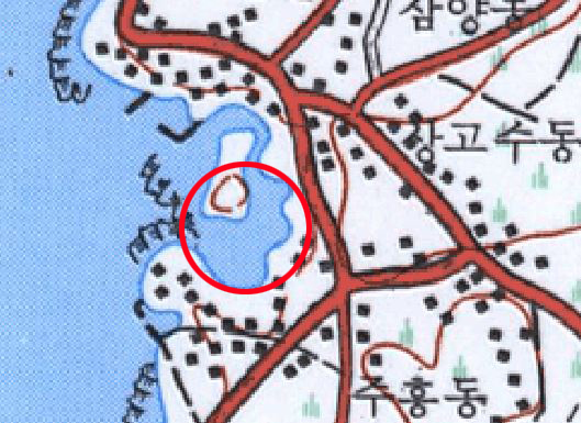 위 지도 가운데 오봉리 부분을 확대한 모습으로 붉은 원이 지금의 오봉리낚시터이다. 지도를 보면 섬이 보인다. 지역 사람들이 둠벙으로 불렀다.