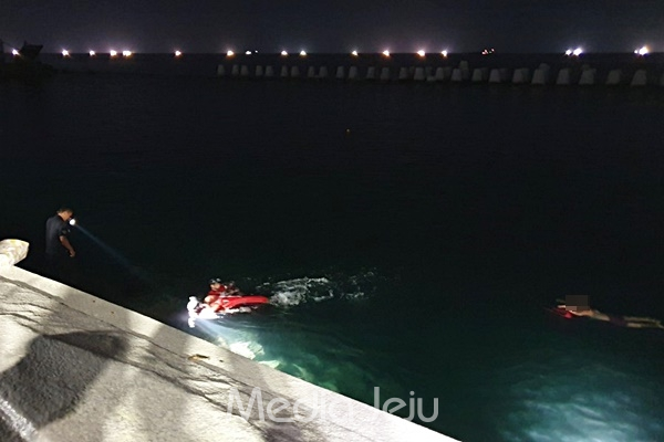 지난해 8월 제주해경 해양구조대원이 제주시 탑동 해안에서 술에 취한 채 바다에 빠진 40대 남성을 구조하고 있는 모습. /사진=제주해양경찰서